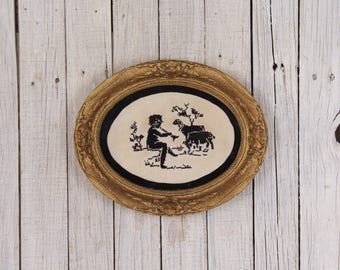 Tapiz ovalado vintage de Niño tocando la flauta, cosido a mano, con marco dorado ornamentado y gobelino bordado.
