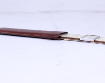 Vintage kleiner analoger Rechenschieber im Koffer, Werks-Zählgeräte, analoger Taschenrechner