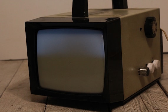 ポータブルソ連テレビ、エレクトロニカ VL-100、ヴィンテージ - Etsy 日本