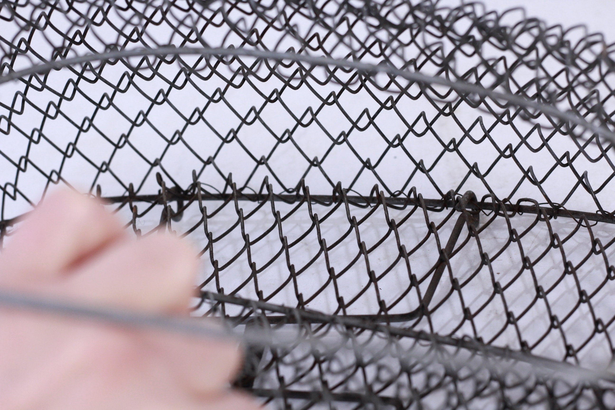 Panier à poissons vintage en fil de fer : équipement du pêcheur avec couvercle - France