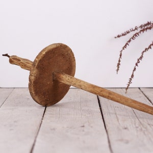Broche en bois antique, outil de filage de laine primitive