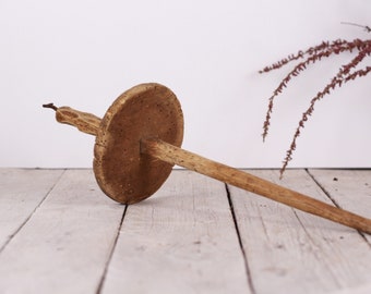 Huso de madera antiguo, herramienta primitiva para hilar lana
