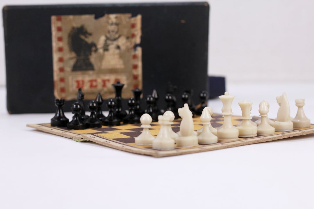 Vintage Chess Board Game, Travel Chess, Game Chess Set of 32 Plastic