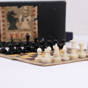 Vintage Chess Board Game, Travel Chess, Game Chess Set of 32 Plastic Pieces, Medium Size Chess, Vintage Game