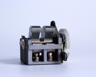 Vintage radiocondensator, variabele luchtcondensator, schrootelektronica, kunstbenodigdheden, Steampunk-assemblage