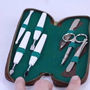Set de manucure en cuir vintage des années 70 avec étui