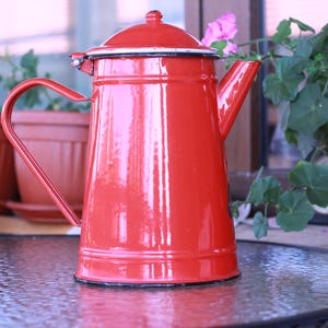 Bule de chá vintage de esmalte vermelho: decoração de cozinha rústica