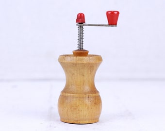1950s Wooden Pepper Mill: Vintage Manual Grinder, Rustic Decor