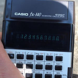 Calculadora vintage CASIO fx-140, calculadora científica, calculadora portátil, calculadora de bolsillo con pantalla LED, calculadora científica de los años 80