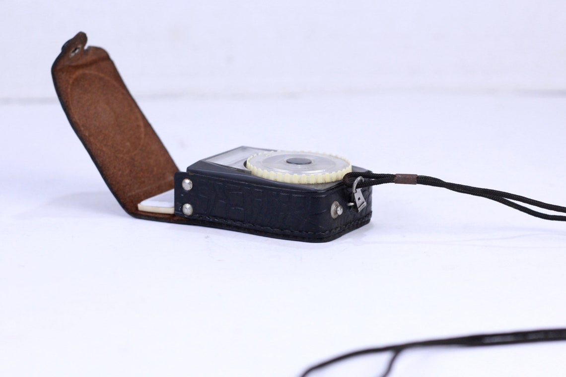 1960s Leningrad 4 Selenium Light Meter, Vintage Camera Exposure Tool with Leather Case, Foto 1 von 5