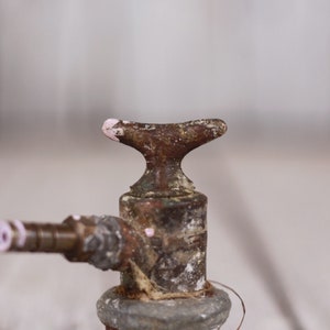 Llave de paso de agua de válvula de agua oxidada de latón vintage imagen 6