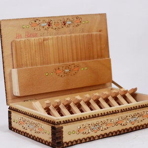 Scatola di sigarette vintage, scatola di legno fatta a mano, portasigarette, custodia pirografia, scatola ricordo in legno giallo colorato, portasigarette vintage
