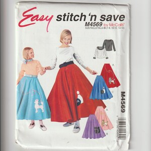 Könnte beinhalten: Eine Schnittmusterhülle mit der Aufschrift Easy stitch 'n save M4569 von McCall's, Größe B (7-8, 10-12, 14-16). Das Cover zeigt Illustrationen von Röcken mit Pudel-, Bowling- und Katzenapplikationen sowie langärmeligen Oberteilen, die verschiedene Farbkombinationen und Designs für die Bekleidungskonstruktion präsentieren.