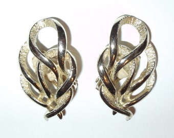 Sarah Coventry Vintage Clip On Earrings - Goldtone Gold Clip Fashion Earring Clip-On Costume Jewelry Clip-Ons Swirls Loops