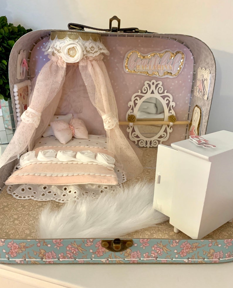 travel dollhouse