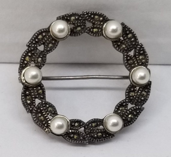 FA966 Vintage Sterling, Pearl & Marcasite Wreath … - image 1