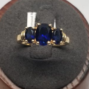 Z2584 Vintage 10K Yellow Gold with a Created Sapphire Ring, Size 6.75.