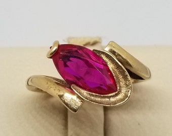 Z268 Vintage 10K Yellow Gold Ring with a Marquise Created Ruby, Size 6.