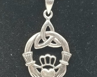 FA4318 Vintage Sterling Trinity Claddagh Pendant.