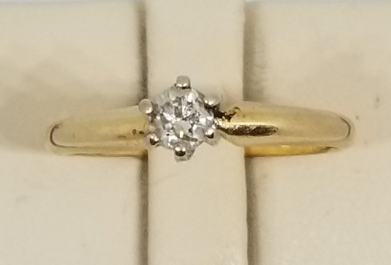 Size 5.75. Z80 Vintage 14K Yellow Gold Ring with a 20 Point Diamond