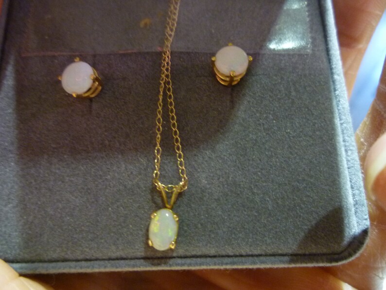 X64 10K Yellow Gold /& Opal Stud Earrings and Pendant on a 10K Chain.