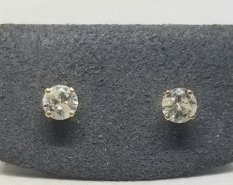 Z1437 Vintage 14K Yellow Gold Diamond Stud Earrings with an Est. 0.9-1.0 TCW, I1, I-J.