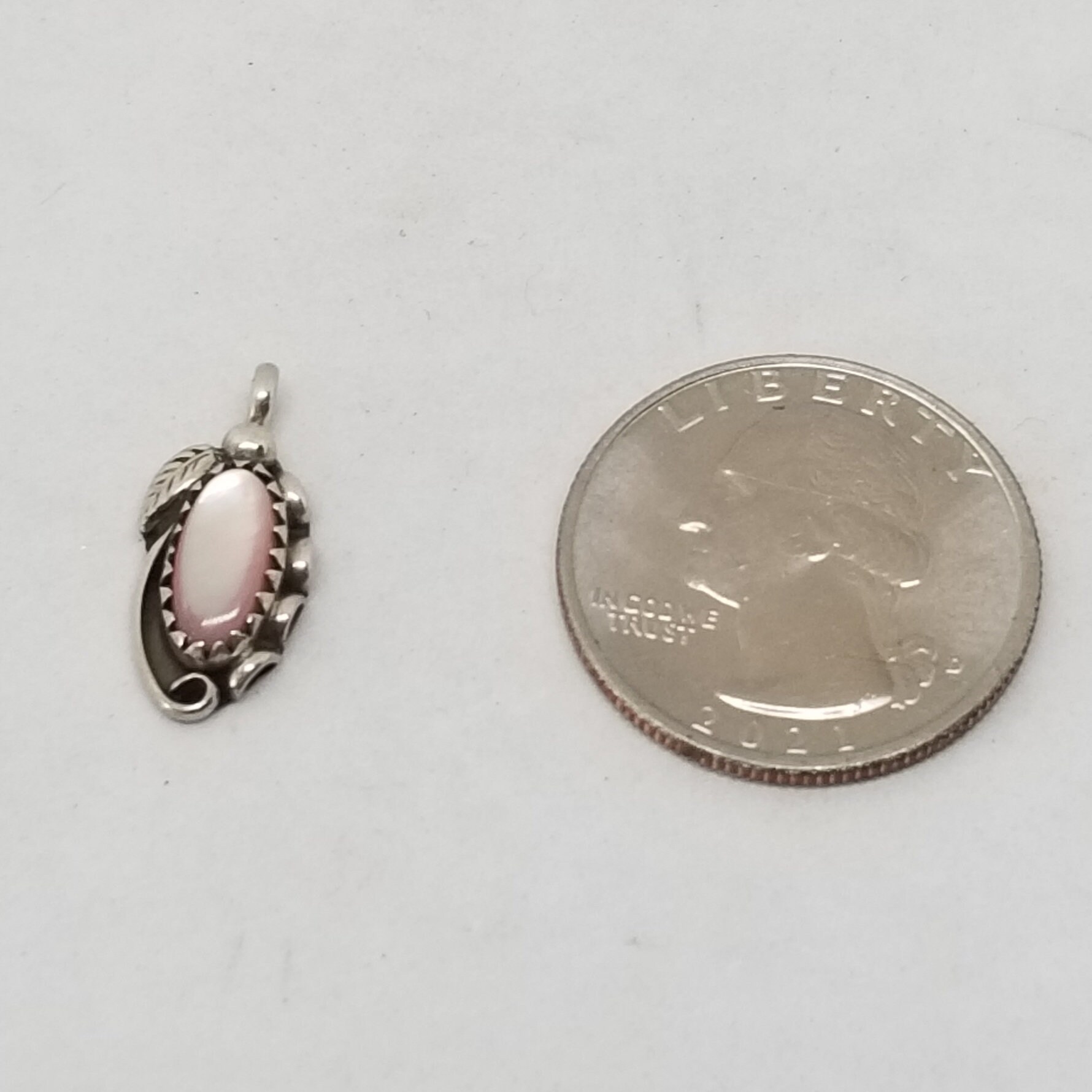 FA2352 Vintage Sterling & Mother of Pearl Pendant. - Etsy