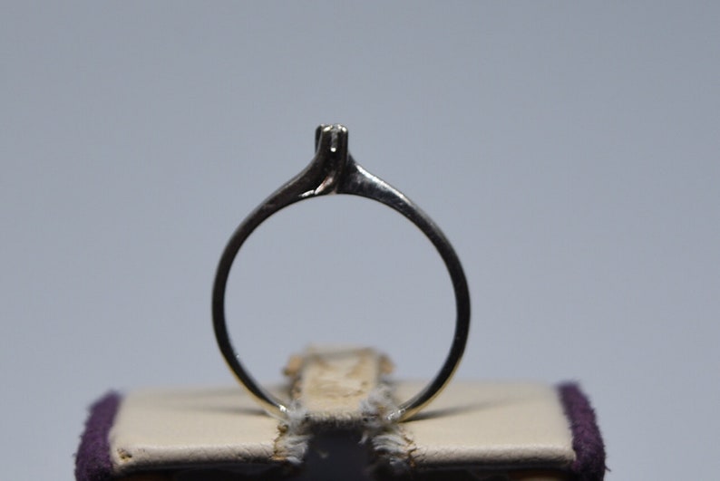 A290 Vintage 10K White Gold Diamond Ring Size 6.75.