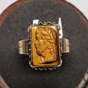 Z2574 Vintage 10K Yellow Gold with Tigers Eye Cameo Ring, Size 8.