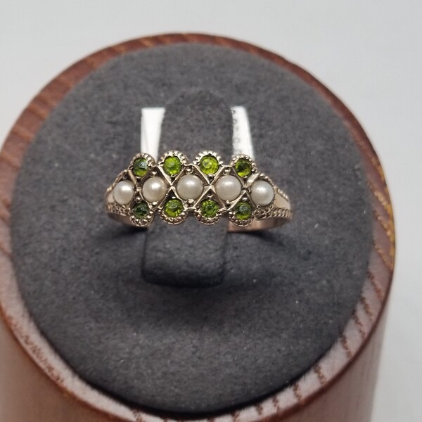 Z1954 Vintage 10K Yellow Gold with Pearl & Peridot Ring, Size 7, Damaged.