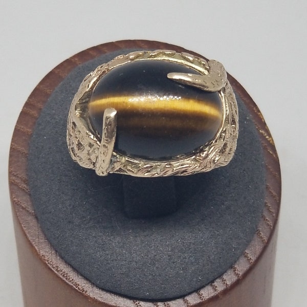 Z1887 Vintage Marked 18K, Tests 14K Yellow Gold with a Tigers Eye Ring Size 11.5.