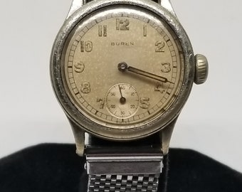 Montre Vintage BUREN Grand Prix Années 1950 - Cadran Noir Doré, Boîtier Acier 34mm, Mouvement Mécanique Manuel 21 Rubis - Style Militaire