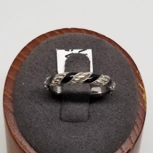 FA5777 Vintage China Sterling and Black Enamel Ring, Size 7.