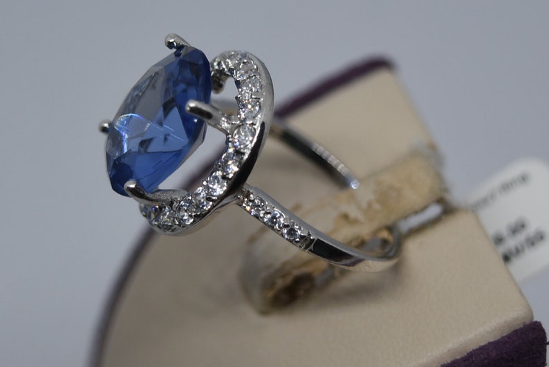 Size 8. FA305 Vintage Sterling Multi-Stone Ring