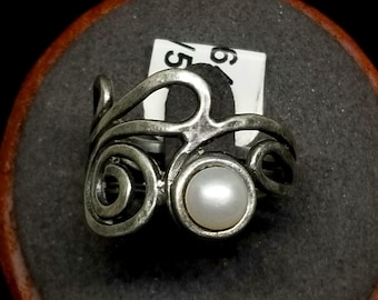 FA7643 Vintage Sterling with Pearl Ring, Size 7.