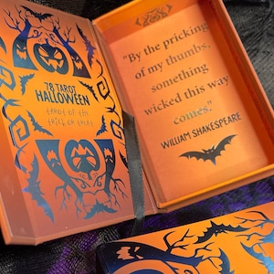 K&ouml;nnte beinhalten: Eine Schachtel f&uuml;r ein 78 Karten Tarot-Deck mit Halloween-Thema. Die Schachtel ist orange mit schwarzen Flederm&auml;usen und einem K&uuml;rbis-Design. Der Text auf der Schachtel lautet "78 Tarot Halloween Tarot of the Trick or Treat". Die Innenseite der Schachtel ist orange mit einer schwarzen Fledermaus und einem Zitat von William Shakespeare: "By the pricking of my thumbs, something wicked this way comes."