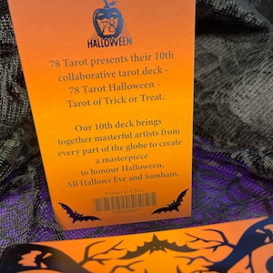 K&ouml;nnte beinhalten: Die R&uuml;ckseite einer Tarot-Kartendeck-Box mit orangefarbenem Hintergrund und schwarzem Text. Der Text lautet "78 Tarot pr&auml;sentiert sein 10. gemeinsames Tarot-Deck - 78 Tarot Halloween - Tarot von S&uuml;&szlig;es oder Saures. Unser 10. Deck vereint meisterhafte K&uuml;nstler aus aller Welt, um ein Meisterwerk zu schaffen, um Halloween, Allerheiligen und Samhain zu ehren. Gedruckt in China 7879000".