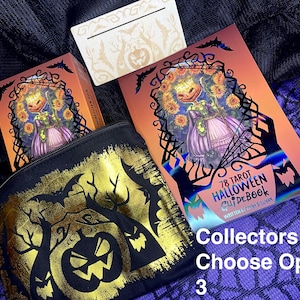 K&ouml;nnte beinhalten: Ein Sammlerset mit 78 Tarotkarten und einem Leitfaden mit Halloween-Thema. Die Karten und der Leitfaden sind in Schwarz und Orange gehalten und zeigen Illustrationen von K&uuml;rbissen, Flederm&auml;usen und anderen gruseligen Bildern. Das Set enth&auml;lt au&szlig;erdem eine schwarze Tasche mit einem goldenen K&uuml;rbisdesign.