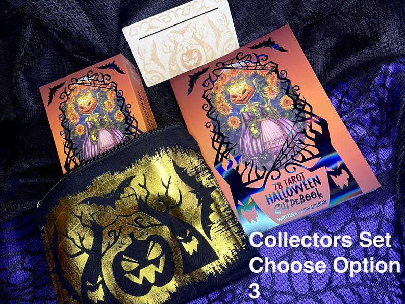 K&ouml;nnte beinhalten: Ein Sammlerset mit 78 Tarotkarten und einem Leitfaden mit Halloween-Thema. Die Karten und der Leitfaden sind in Schwarz und Orange gehalten und zeigen Illustrationen von K&uuml;rbissen, Flederm&auml;usen und anderen gruseligen Bildern. Das Set enth&auml;lt au&szlig;erdem eine schwarze Tasche mit einem goldenen K&uuml;rbisdesign.