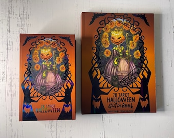 Può includere: Un set di 78 carte dei tarocchi e un libro guida con tema di Halloween. Le carte e il libro guida presentano un'illustrazione inquietante di una figura con la testa di zucca vestita con un abito con girasoli e un gatto nero. Il testo sul libro guida recita "78 Tarot Halloween Guidebook Written by Trish Sullivan".