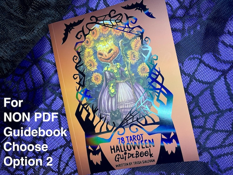 K&ouml;nnte beinhalten: Ein kupferfarbenes Handbuch mit einem holografischen Cover, das eine schwarze Silhouette einer Sonnenblume mit einem Gesicht zeigt. Der Text auf dem Cover lautet "78 Tarot Halloween Guidebook" und "Written by Trish Sullivan".