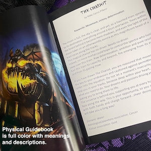 K&ouml;nnte beinhalten: Ein Buchcover mit einem feurigen, mechanischen Zug auf der Vorderseite. Das Buch tr&auml;gt den Titel "The Chariot" und den Untertitel "von Mike Zairos Pifano". Der Text auf dem Cover beschreibt den Zug als ein "pr&auml;chtiges Biest" und sagt, dass er "keinen Fahrer" hat. Das Buch enth&auml;lt auch einen physischen Leitfaden mit vollst&auml;ndigen Farberkl&auml;rungen und Beschreibungen.