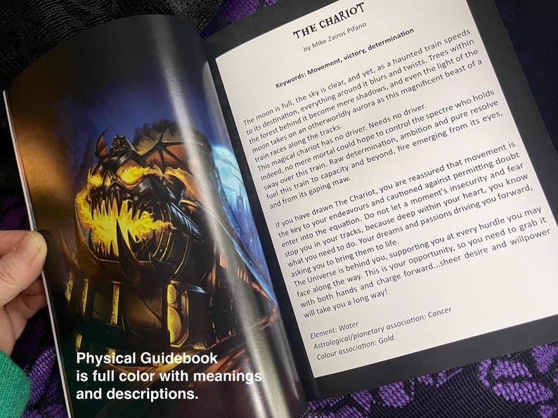 K&ouml;nnte beinhalten: Ein Buchcover mit einem feurigen, mechanischen Zug auf der Vorderseite. Das Buch tr&auml;gt den Titel "The Chariot" und den Untertitel "von Mike Zairos Pifano". Der Text auf dem Cover beschreibt den Zug als ein "pr&auml;chtiges Biest" und sagt, dass er "keinen Fahrer" hat. Das Buch enth&auml;lt auch einen physischen Leitfaden mit vollst&auml;ndigen Farberkl&auml;rungen und Beschreibungen.
