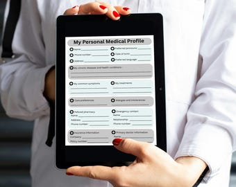 Op de afbeelding: Een zwarte tablet met een digitaal formulier genaamd My Personal Medical Profile, met velden voor naam, geboortedatum, adres, voornaamwoorden, taal, chronische ziekten, symptomen, behandelingen, allergieën, apotheek en contactgegevens voor noodgevallen.