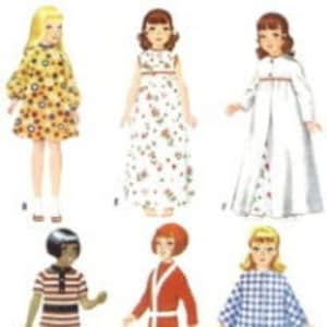 以下が含まれることがあります： 人形の服を作るためのヴィンテージの裁縫パターン。このパターンには、ドレス、ナイトガウン、ローブ、ジャンプスーツ、そして異なるパターンを持つ2つのドレスなど、人形のための6つの異なる衣装が含まれています。