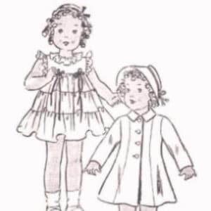 Puede incluir: Un patrón de costura vintage para un vestido y un abrigo para una niña pequeña. El patrón incluye instrucciones para hacer un vestido con una falda con volantes y un abrigo con cierre de botones. El patrón también incluye un sombrero y un par de zapatos.