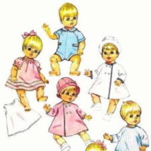 Puede incluir: Un conjunto de siete prendas de vestir para una muñeca bebé. Las prendas incluyen un pelele azul, un vestido blanco con ribete rosa, una chaqueta rosa con un sombrero blanco, un vestido blanco con una chaqueta blanca, una camisa y pantalones a rayas azules y blancas, y un vestido blanco con estampado floral.
