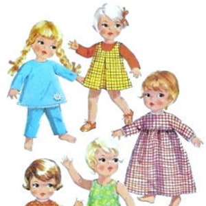 Peut inclure: Cinq poupées en papier avec des tenues différentes. Les poupées portent un pyjama bleu et blanc, une robe jaune avec un tablier blanc, une combinaison verte et blanche, une robe à carreaux rouge et blanc et une robe marron et blanche.