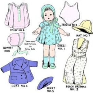 Può includere: Un set di modelli di vestiti per bambole per una bambola con una vita di 30 cm. I modelli includono un vestito, un cappotto, un berretto, un basco, un cappello, un pigiama da spiaggia e un orsacchiotto. I modelli sono stampati su carta e includono istruzioni per cucire i vestiti.