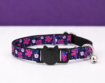 Rosa Blumen auf Dunkel Lila Katzenhalsband mit Glocke
